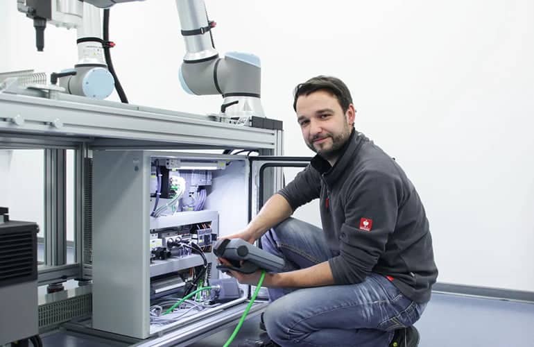 Universal Robots, along with other cobot manufacturers, cobots can now use SRCI, a standard interface between PLCs and robots.
