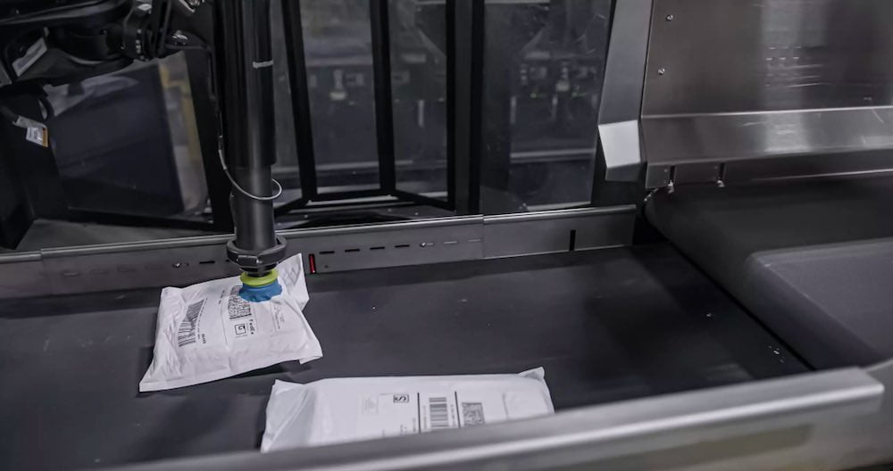 FedEx expands use of robots to sort small packages